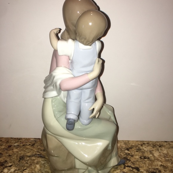 LLADRÓ A MOTHER’S LOVE FIGURINE - Picture 3 of 8